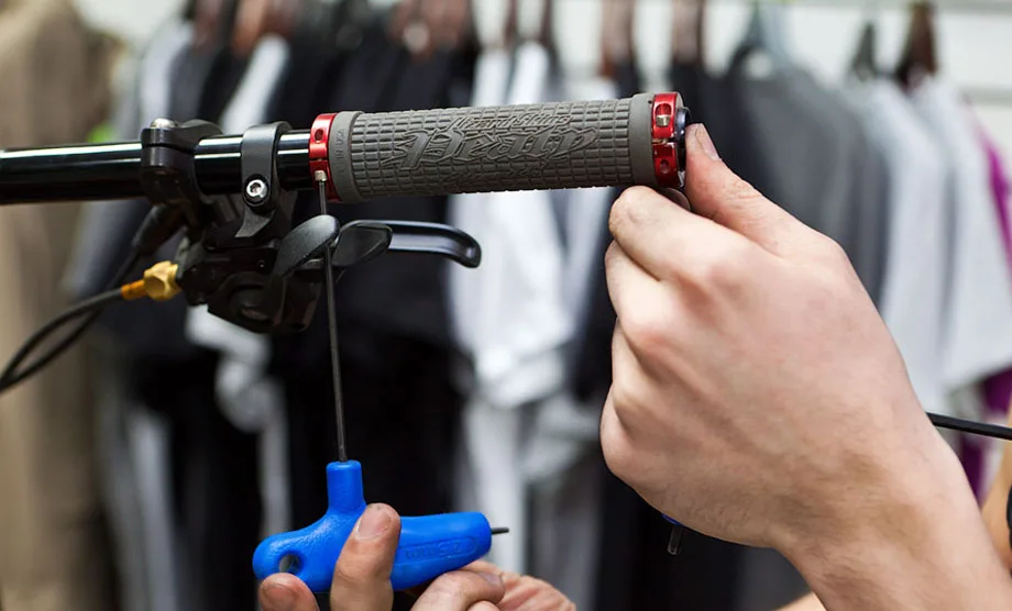 замена грипсов на велосипеде