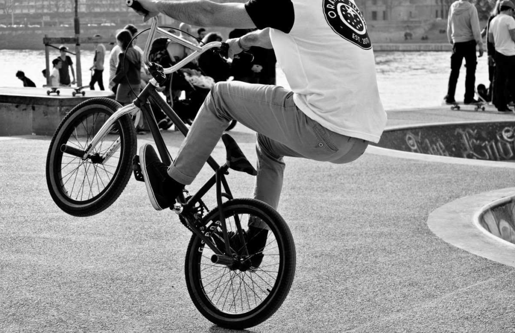 простой трюк на велосипеде