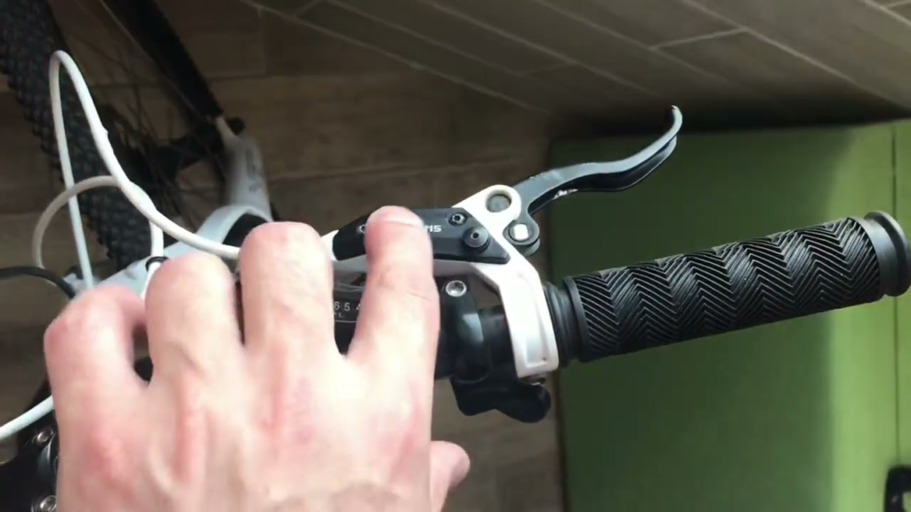 как поменять ручки на велосипеде