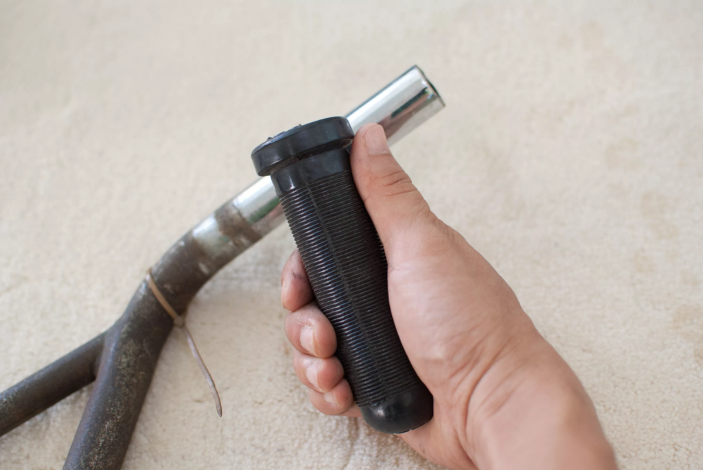 как снять резиновые ручки с руля велосипеда